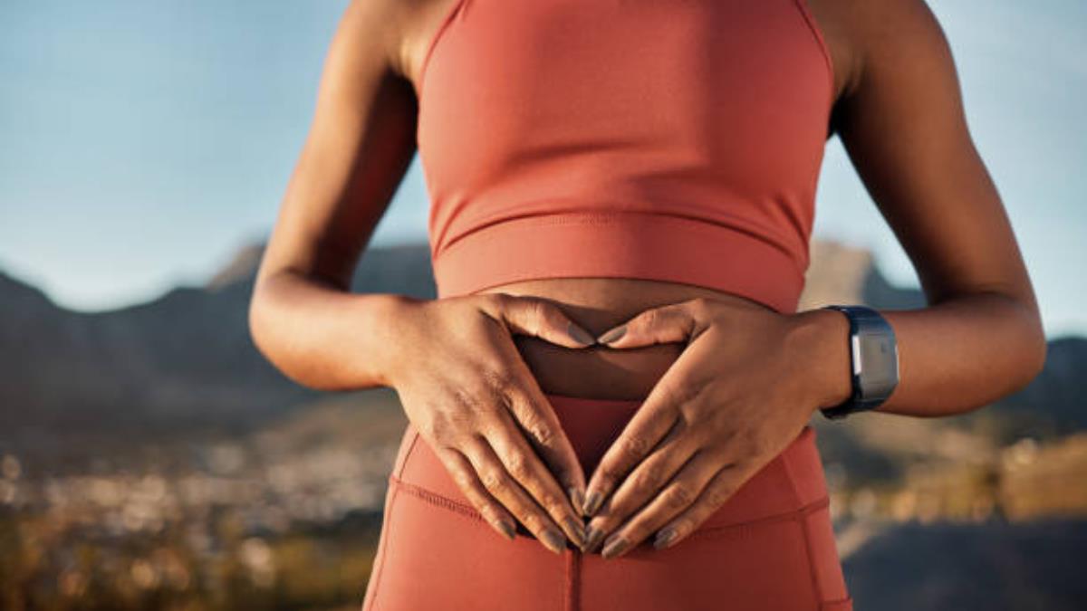 Dile adiós al gimnasio: el ejercicio infalible que puedes hacer en casa para tonificar tu abdomen