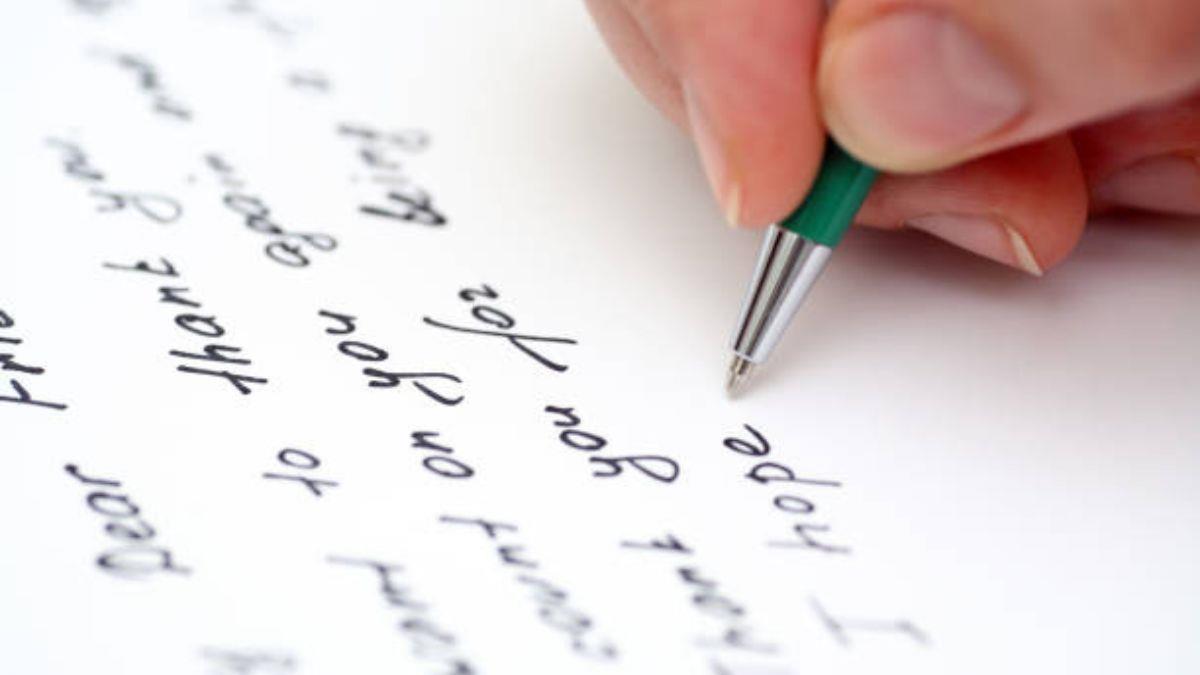 Respira profundo antes de saber cómo es una persona que escribe inclinado, según la grafología