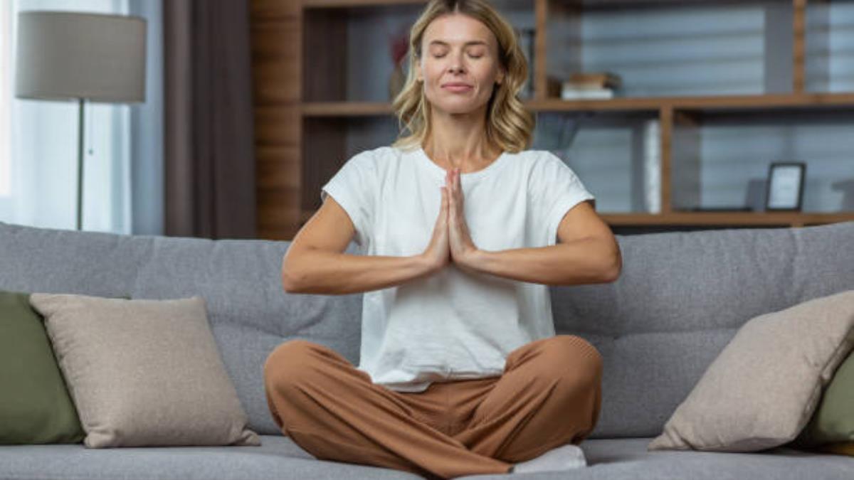 La postura de yoga que calma la mente y te ayuda a empezar el día relajado