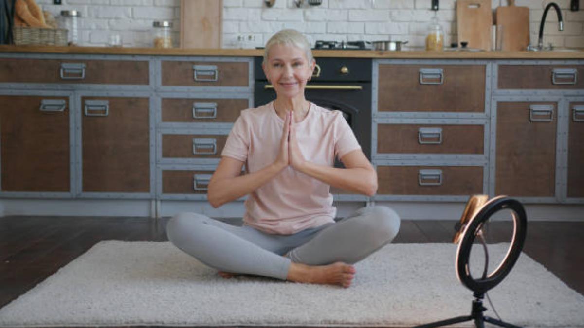 Yoga: cómo hacer la postura de la paloma, la posición ideal para mejorar la movilidad después de los 50 años